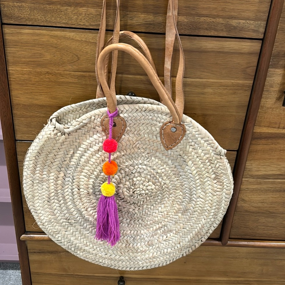 Round straw tote bag